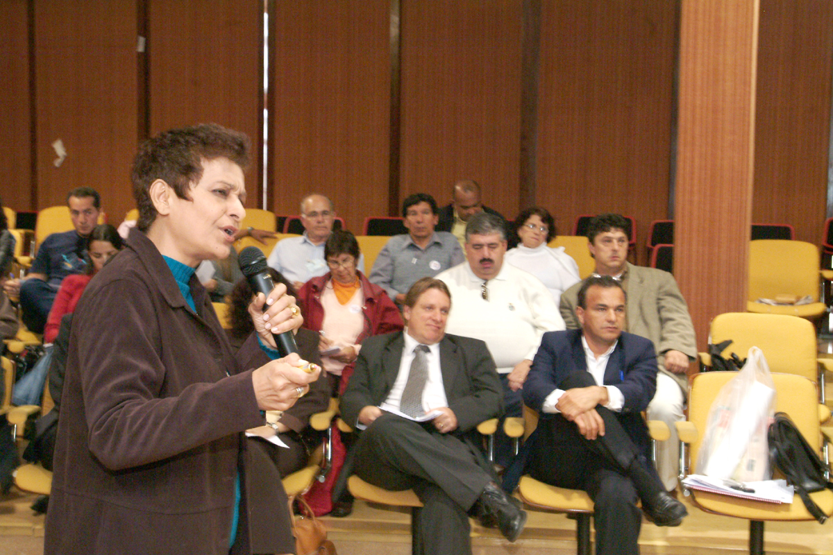 A farmacutica Elizabeth Michiles, coordenadora de programa de fitoterapia no Estado do Rio de Janeiro, durante debate no Audirio Teotnio Vilela<a style='float:right;color:#ccc' href='https://www3.al.sp.gov.br/repositorio/noticia/03-2008/seminafitoDra Elisabeth Michilis05mau.jpg' target=_blank><i class='bi bi-zoom-in'></i> Clique para ver a imagem </a>